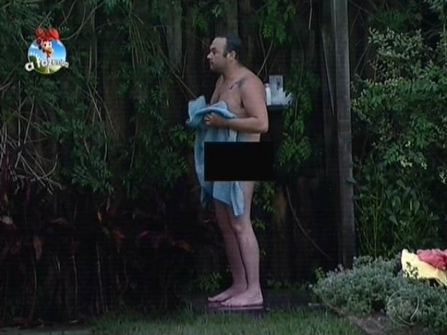 17.out.2014 - Felipeh Campos se enxuga após tomar banho pelado em "A Fazenda 7"