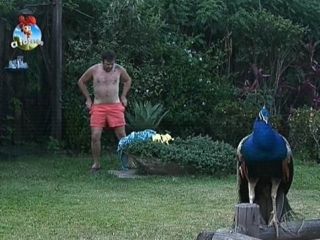 17.out.2014 - Felipeh Campos se veste depois de tomar banho nu em "A Fazenda 7"