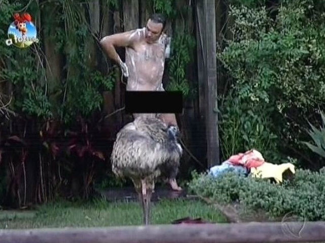 17.out.2014 - Felipeh Campos toma banho nu no chuveiro externo de "A Fazenda 7"