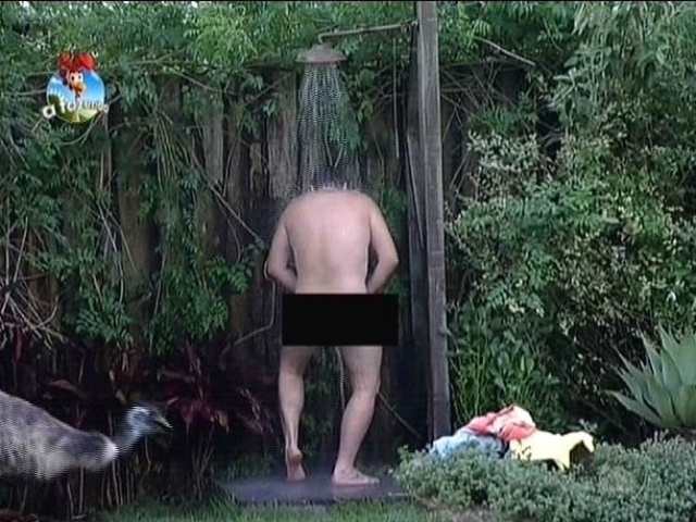 17.out.2014 - Felipeh Campos toma banho nu no chuveiro externo de "A Fazenda 7"