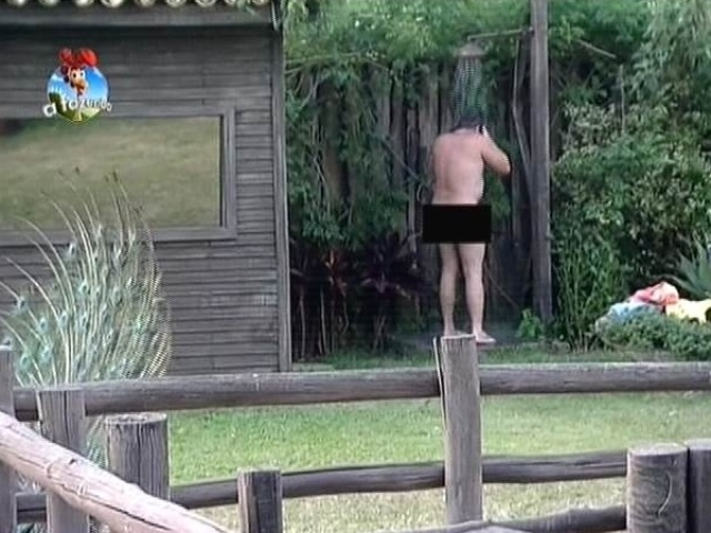 17.out.2014 - Felipeh Campos toma banho nu no lado de fora de "A Fazenda 7"