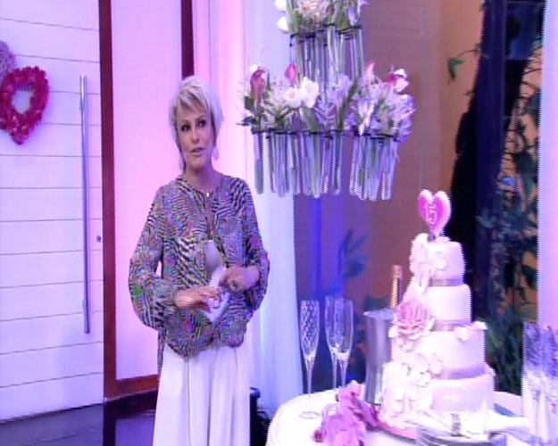 17.out.2014 ? Ana Maria Braga comemora o aniversário de 15 anos do "Mais Você" com bolo e decoração especial em seu estúdio