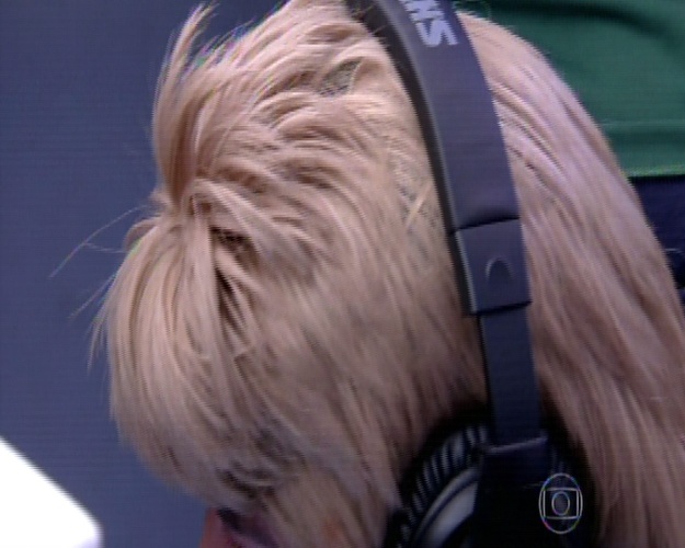 17.out.2014 – Tom Veiga, o intérprete do Louro José, também aparece de peruca loira para homenagear Ana Maria Braga nos 15 anos do “Mais Você”