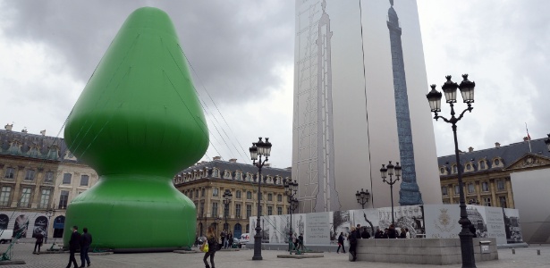 Com 25 metros de altura, a obra foi colocada na turística Place Vendôme - BERTRAND GUAY/AFP
