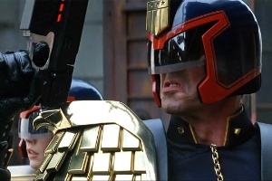 Sylvester Stallone como o juiz Dredd, em "O Juiz" (1995) - Reprodução