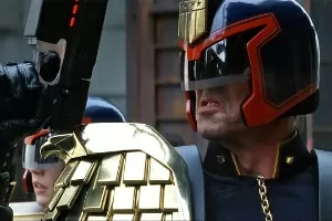 Sylvester Stallone como o juiz Dredd, em "O Juiz" (1995) - Reprodução