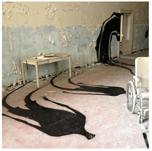 Obra do projeto "1000 Shadows" do artista brasileiro Herbert Baglione em manicômio abandonado na cidade de Parma, na Itália