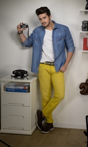 18.out.2014 - De camisa jeans e calça amarela, Luan Santana posa com câmera analógica para campanha de moda