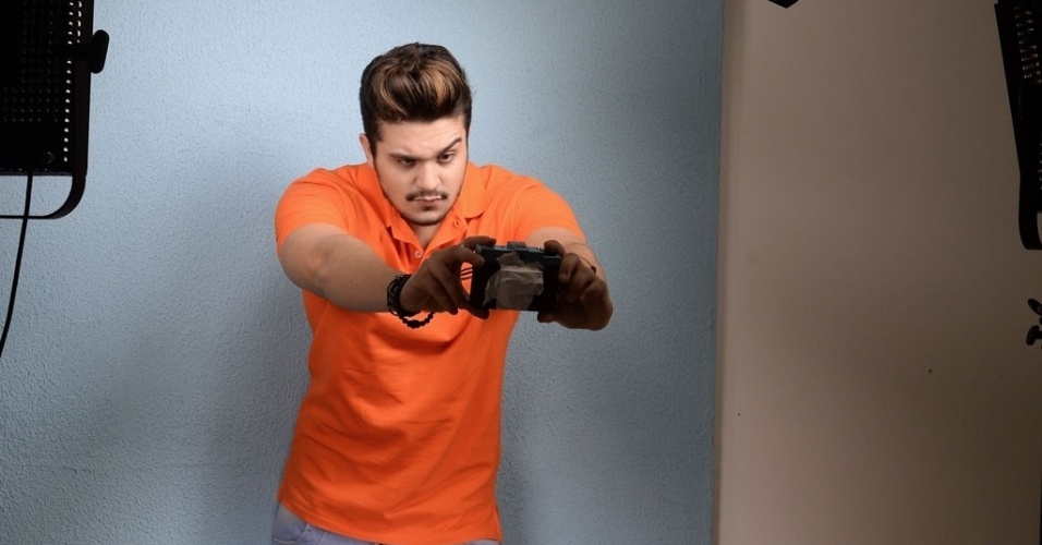 18.out.2014 - Luan Santana faz selfie com câmera analógica para campanha de moda