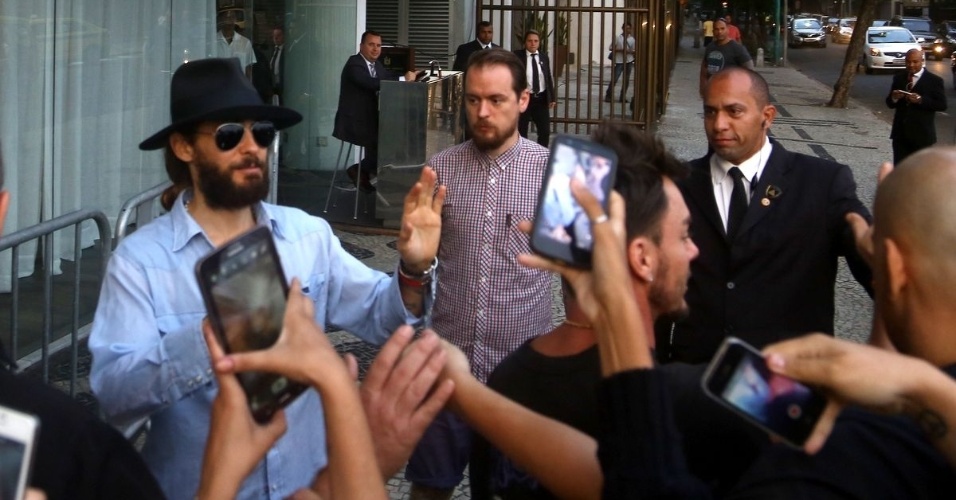 18.out.2014 - Jared Leto é tietado por fãs ao caminhar em Ipanema, no Rio de Janeiro. O ator e vocalista do 30 Seconds To Mars está na cidade para se apresentar com a banda neste sábado