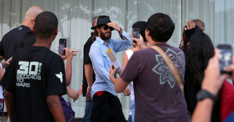 18.out.2014 - Jared Leto é tietado por fãs ao caminhar em Ipanema, no Rio de Janeiro. O ator e vocalista do 30 Seconds To Mars está na cidade para se apresentar com a banda neste sábado