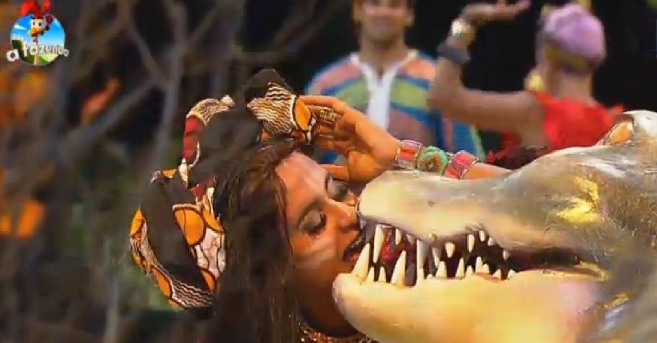 18.out.2014 - Lorena Bueri beija animal do cenário da Festa África