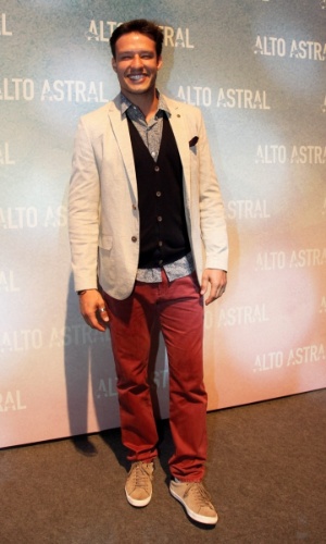 18.out.2014 - Nando Rodrigues posa na festa de lançamento da novela "Alto Astral", de Daniel Ortiz