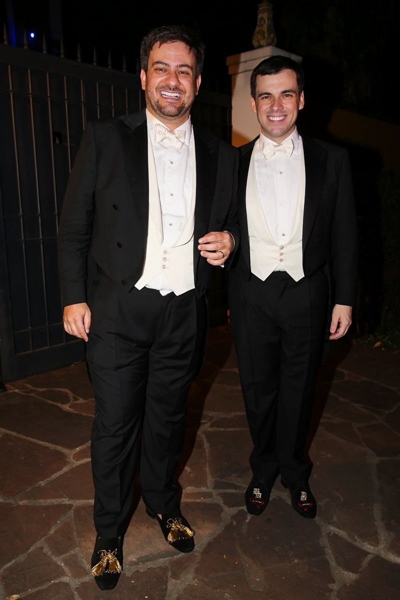 18.out.2014 - O jornalista Bruno Astuto e o estilista Sandro Barros posam juntos após se casarem em uma mansão no Jardim Europa, em São Paulo