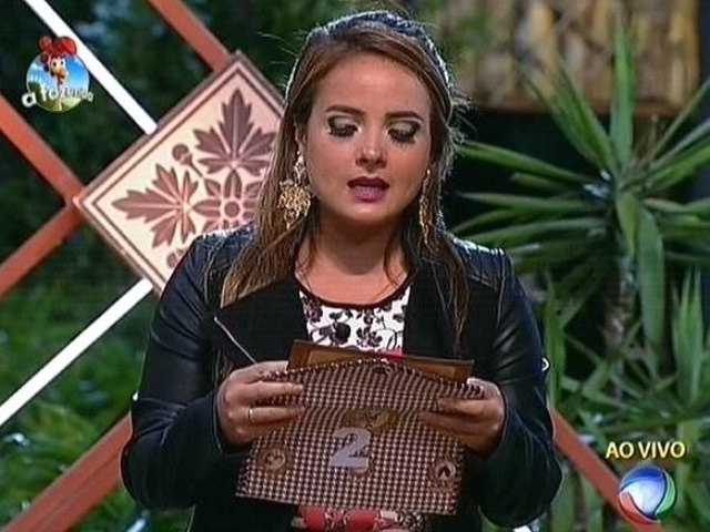 20.out.2014 - Dona do poder da chave, MC Bruninha abre o segundo envelope da arca e indica Lorena Bueri no lugar de Pepê e Neném na quinta roça de "A Fazenda 7"