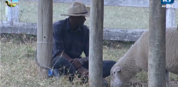 Robson Caetano conversa com ovelha em "A Fazenda 7"