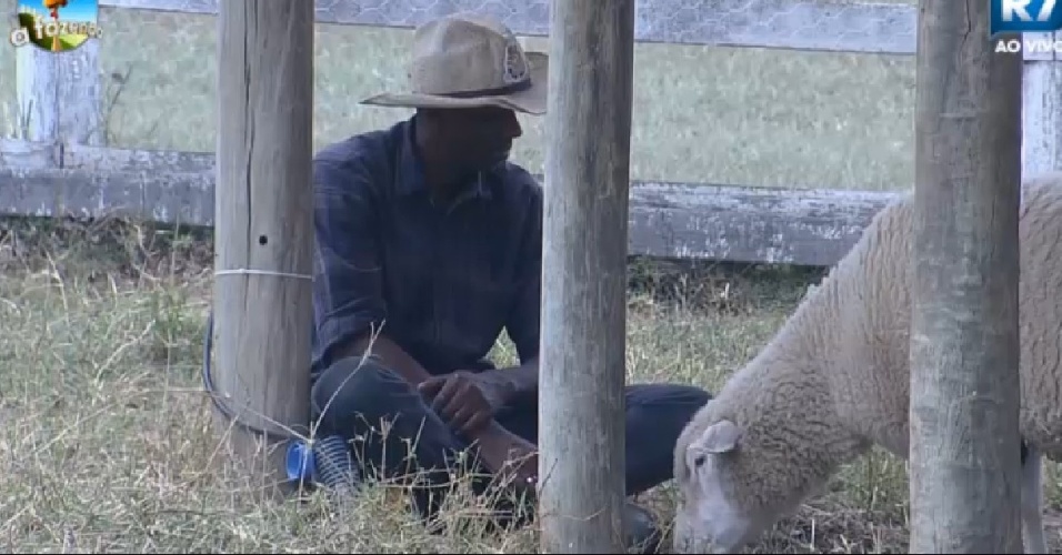 21.out.2014 - Robson Caetano conversa com ovelha em "A Fazenda 7"