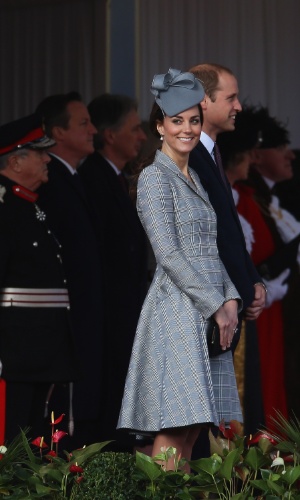 21.out.2014 - Sorridente e ao lado do Príncipe William, Kate Middleton sorri faz primeira aparição oficial desde o anúncio de que está grávida pela segunda vez. Os Duques de Cambridge foram recepcionar o presidente de Cingapura, Tony Tan Keng Yam, em um hotel de Londres