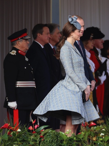 21.out.2014 - Vento levanta casaco de Kate Middleton durante a primeira aparição oficial da Duquesa após o anúncio de que ela está grávida pela segunda vez. Kate e o Príncipe William foram recepcionar o presidente de Cingapura, Tony Tan Keng Yam, em um hotel de Londres