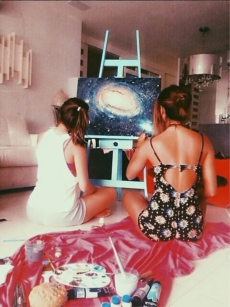 22.out.2014 - Bruna Marquezine mostra seu primeiro quadro, feito com a ajuda de uma amiga