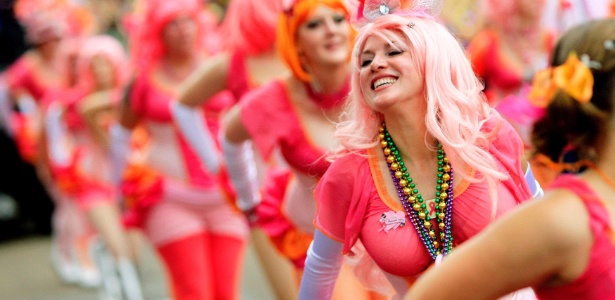 Desfiles de rua colorem Nova Orleans durante o carnaval local - REUTERS/Sean Gardner