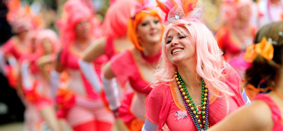 Desfiles de rua colorem Nova Orleans na época do Mardi Gras - Reuters/Sean Gardner