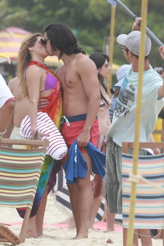 23.out.2014 - Rodrigo Simas e Deborah Secco gravam cenas de beijo da novela "Boogie Oogie" na praia da Macumba, no Rio de Janeiro