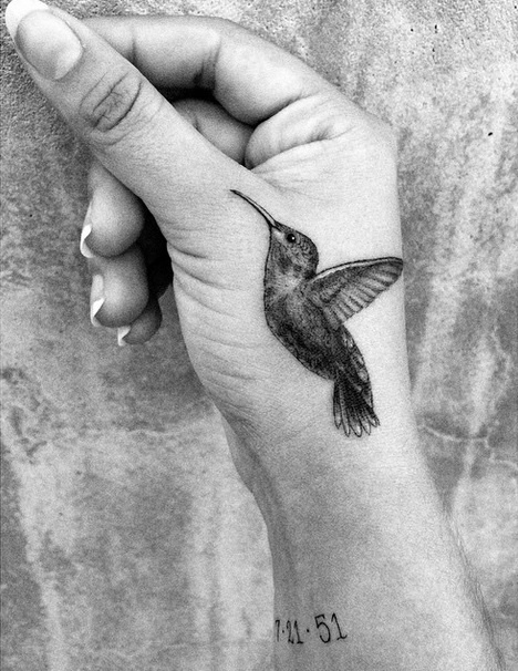 23.out.2014 - Zelda Williams faz tatuagem de um beija-flor em homenagem ao pai, o ator Robin Williams, morto em agosto