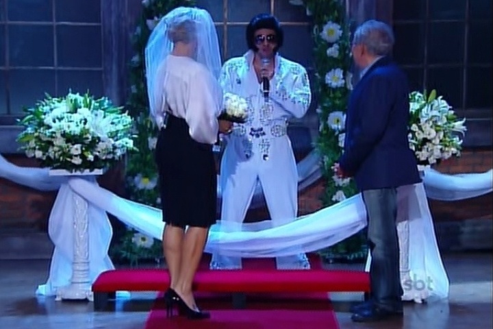 23.out.2014 - Carlos Alberto de Nóbrega e Andréa de Nóbrega se casam em uma cerimônia de casamento, em estilo Las Vegas, no "The Noite" desta quinta-feira