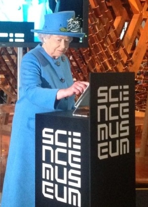 Rainha Elizabeth 2ª tuíta pela primeira vez no Science Museum, em Londres - Reprodução/Twitter/BritishMonarchy
