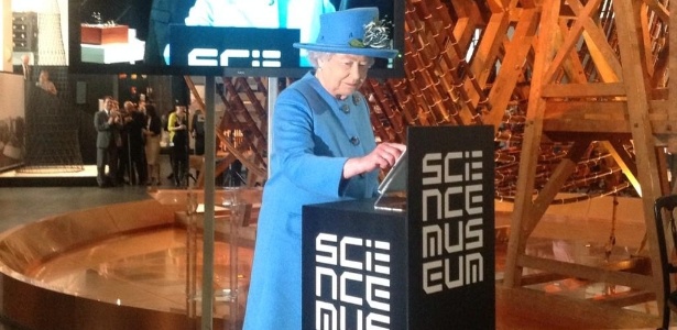 Rainha Elizabeth 2ª tuíta pela primeira vez no Science Museum, em Londres