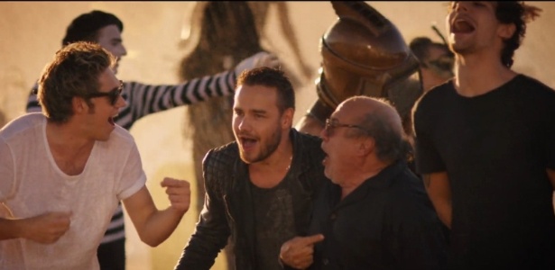 Danny DeVito encarna diretor no videoclipe do grupo inglês One Direction - Reprodução