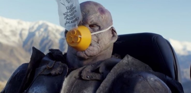 No vídeo da Air New Zealand, orc mostra como usar a máscara de oxigênio - Air New Zealand/Divulgação