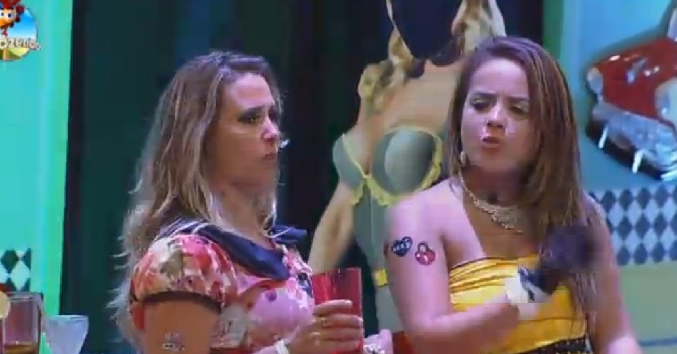 24.out.2014 - Andréia Sorvetão e MC Bruninha conversam durante Festa Rockabilly e dizem estar com saudade dos maridos