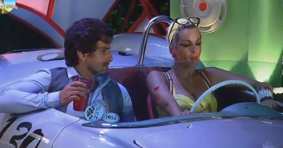 24.out.2014 - Leo Rodriguez e Bruna  Tang aproveitam festa de dentro de carro que faz parte do cenário