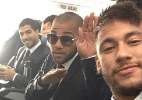 Neymar faz selfie vestindo terno e gravata com Daniel Alves e Luis Suárez - Reprodução/Instagram/neymarjr