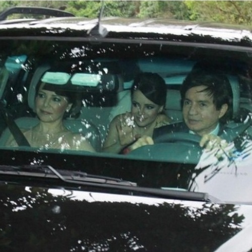25.out.2014 - Sandy chega no banco de trás do carro de seus pais, Noely e Xororó, para o casamento de seu irmão, Júnior, com a modelo Mônica Benini. A cerimônia é na cidade de Itatiba
