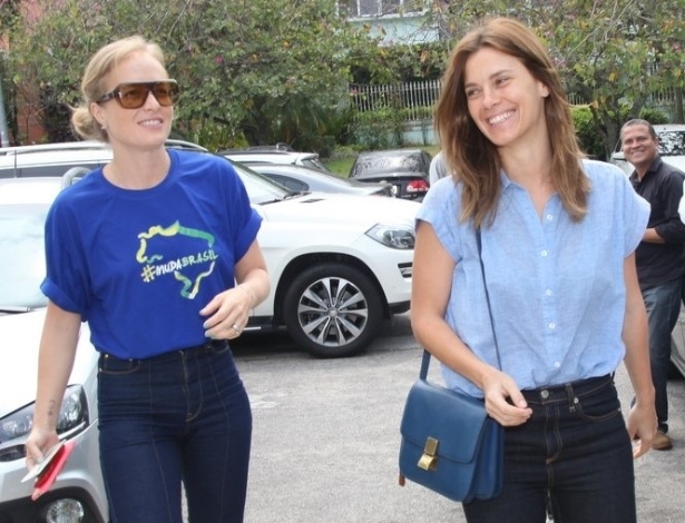 26.out.2014 - A apresentadora Angélica e a atriz Carolina Dieckmann votam juntas no Rio