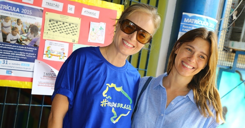 26.out.2014 - A apresentadora Angélica e a atriz Carolina Dieckmann votam juntas no Rio