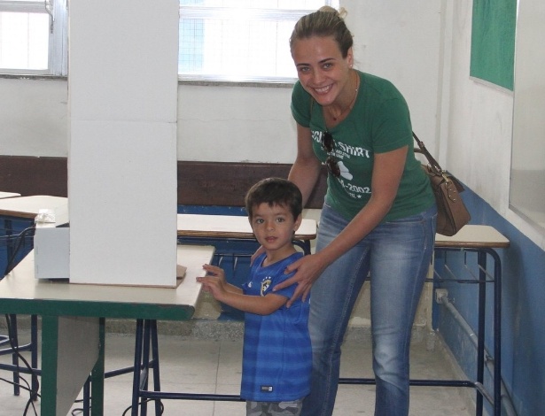 26.out.2014 - A atriz Juliana Silveira votou com o marido e o filho, na Barra da Tijuca, no Rio
