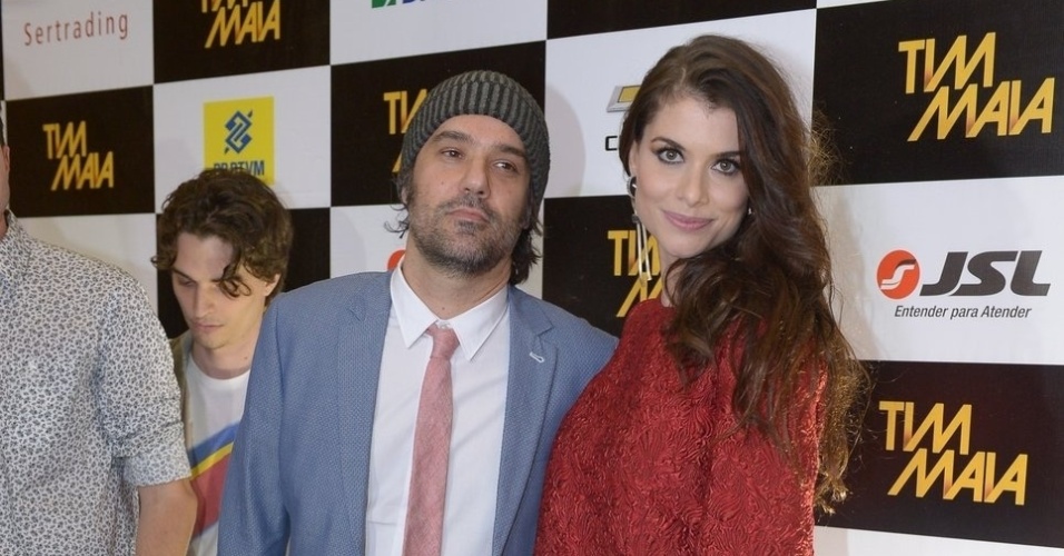 27.out.2014 - Alinne Moraes e o marido, Mario Lima, marcam presença na pré-estreia do filme "Tim Maia", em um shopping de São Paulo