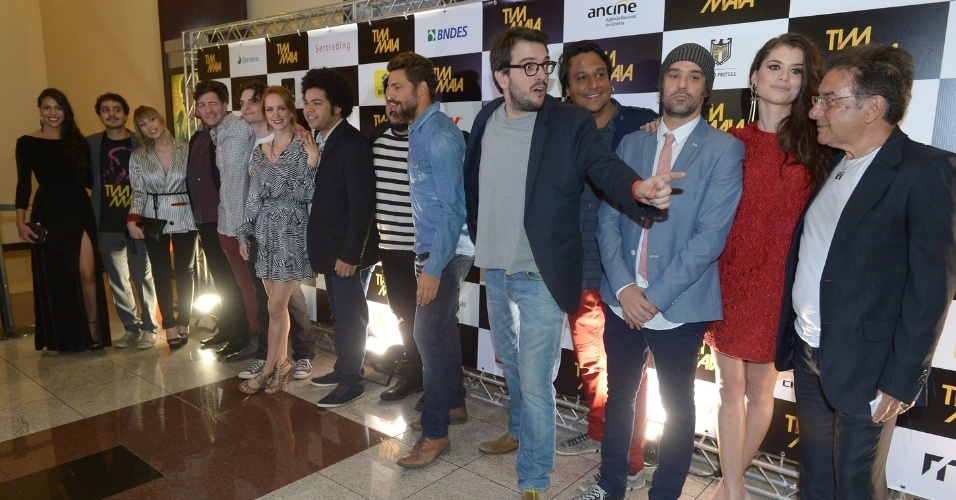 27.out.2014 - Elenco de "Tim Maia" marca presença na pré-estreia do longa, em um shopping, em São Paulo. O filme