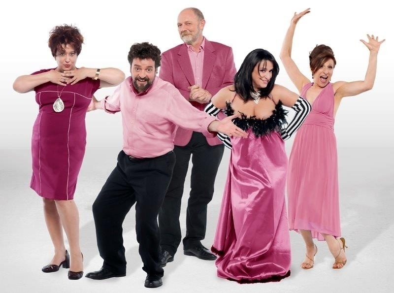 Criada em 2001 e encenada no bar Next, em São Paulo, a peça sempre reuniu diversos atores no papel de personagens estereotipados. Grace conta que, ao criar o espetáculo, pensou em fazer algo na contramão do que era exposto pela comédia daquela época - divulgação