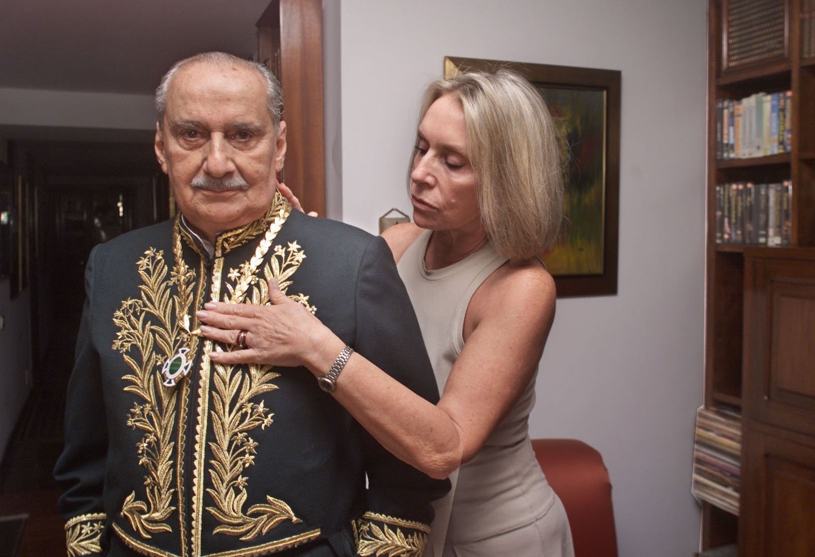 Em novembro de 2010, o escritor Carlos Heitor Cony vestiu o fardão de membro da Academia Brasileira de Letras, auxiliado por sua mulher, Bia - Antônio Gaudério/Folhapress