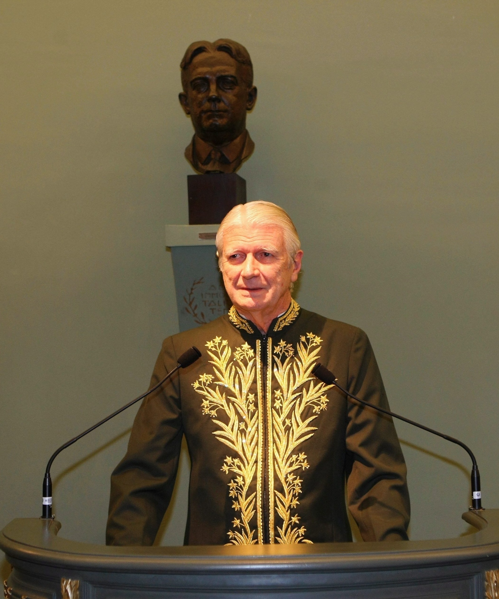 Escritor, autor, diplomata e poeta pernambucano Geraldo Holanda Cavalcanti durante cerimônia de posse como integrante da cadeira 29 na Academia Brasileira de Letras (ABL), em dezembro de 2010; Cavalcanti foi sucessor de José Mindlin. - Carlos Ivan/Agência O Globo