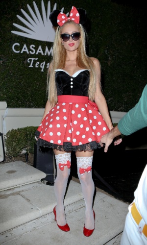 24.out.2014 - Paris Hilton se veste de Minnie para a festa anual de Halloween Casamigos, em Los Angeles