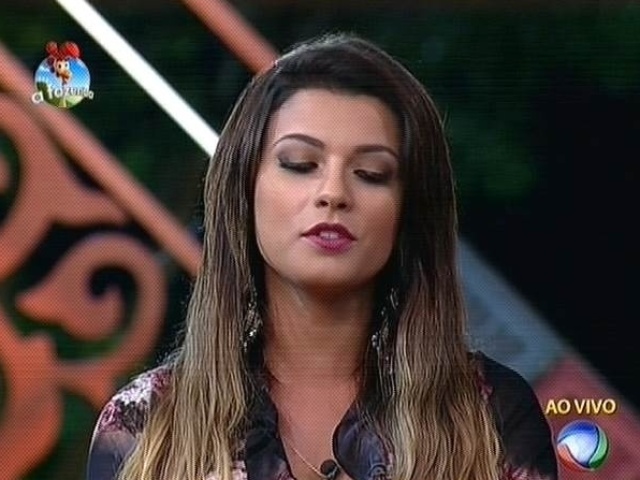 27.out.2014 - Babi Rossi vota em Marlos Cruz na sexta roça de "A Fazenda 7"