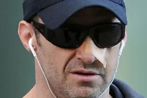 27.out.2014 - Hugh Jackman usa curativo no nariz após terceiro tratamento para retirada de câncer de pele - Doug Meszler/Splash News