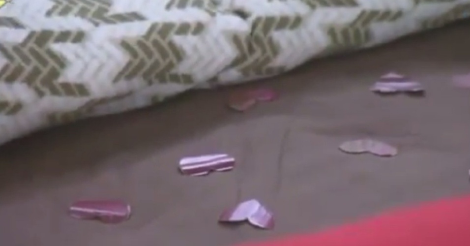 28.out.2014 - Débora Lyra faz surpresa e coloca corações na cama de Marlos Cruz