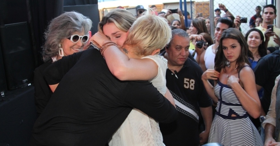 28.out.2014 - Emocionada, Sacha abraça a mãe festa de comemoração dos 25 anos da Fundação Xuxa Meneghel, no Rio de Janeiro